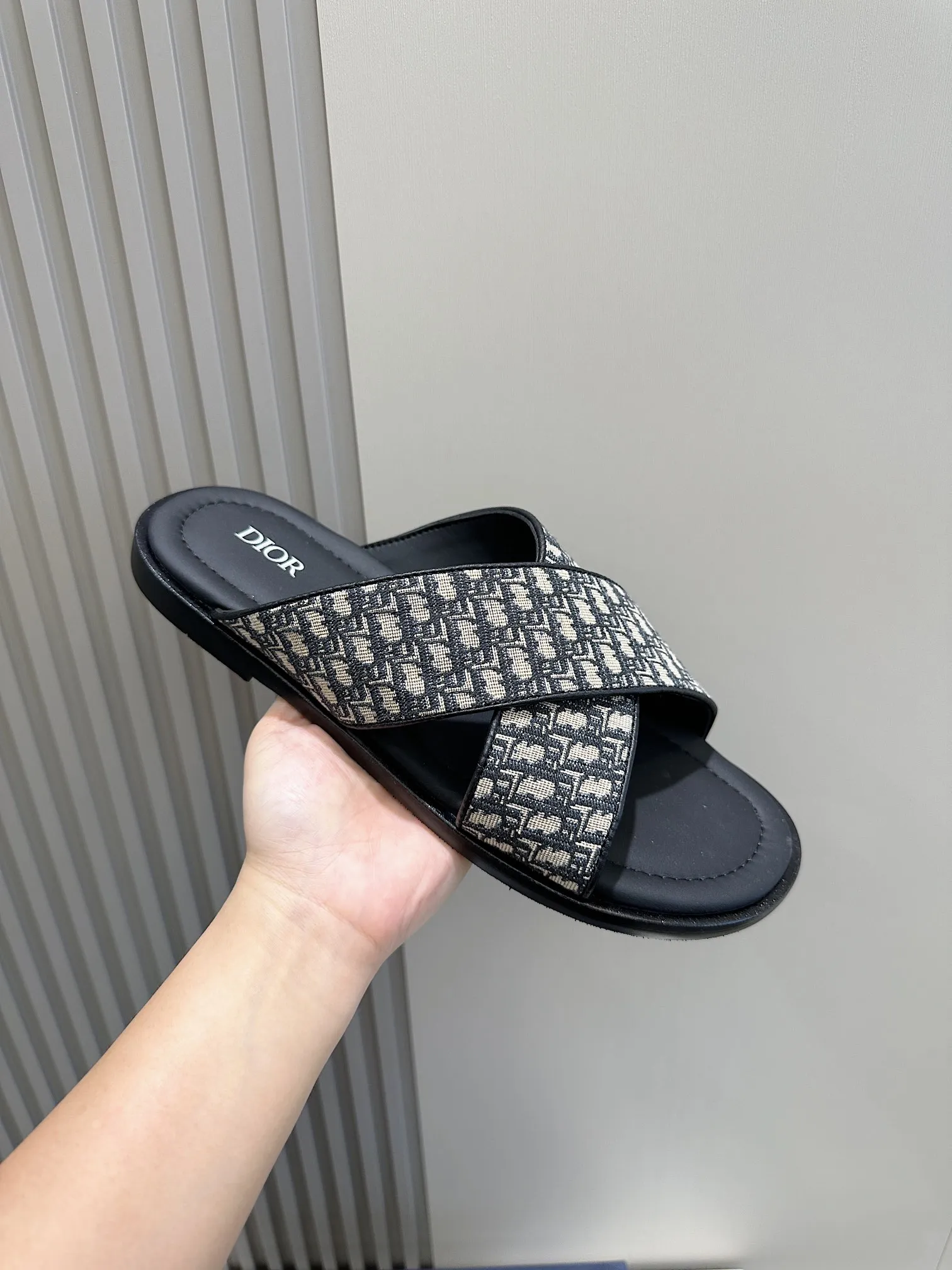 P320【DIOR】💰Size39-44 (38.45 custom-made) 2024ss Dior’s latest men’s slippers are a must-have. Dior Alias ​​Men's Genuine Leather Slippers This summer new Alias ​​sandal embodies a casual and elegant style. Carefully crafted from grained cow leather and Oblique printed fabric, with cowhide lining! Cross-strap design with metal-clad brass CD Diamond logo. The imported cowhide leather and rubber sole adds sophistication and comfort, while Oblique print-effect anti-slip panels add style.